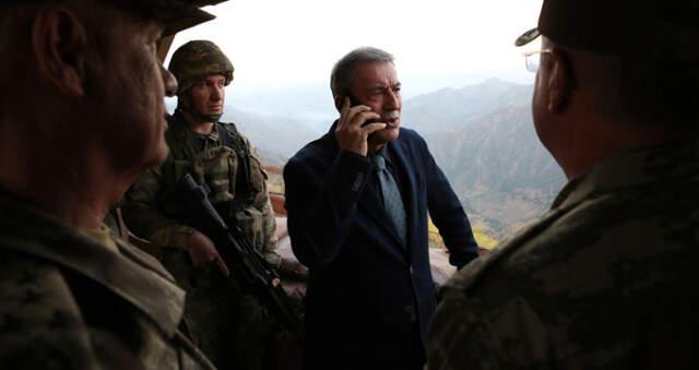 Çukurca'da Asker Aileleriyle Telefonda Konuşan Bakan Akar'ın Gözleri Doldu