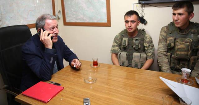 Çukurca'da Asker Aileleriyle Telefonda Konuşan Bakan Akar'ın Gözleri Doldu
