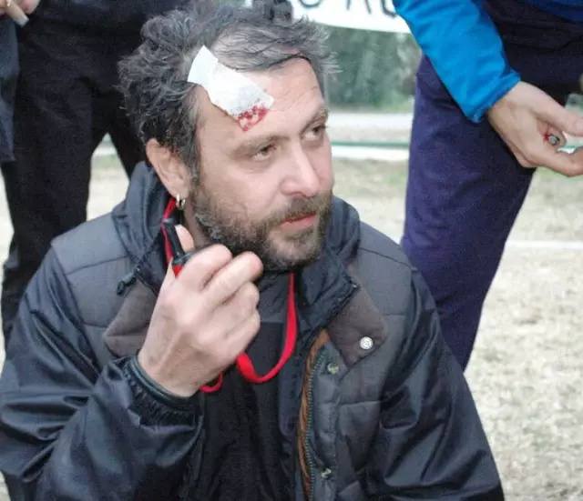 Hayranının Fotoğraf İsteğini Geri Çeviren Nejat İşler Saldırıya Uğradı Hayranının Fotoğraf İsteğini Geri Çeviren Nejat İşler Saldırıya Uğradı
