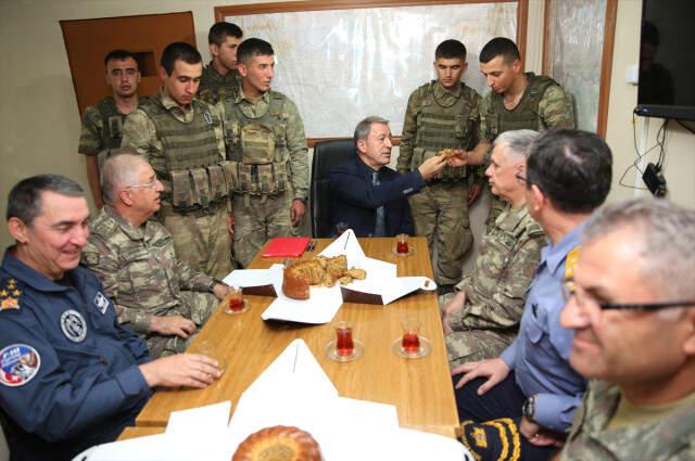 Milli Savunma Bakanı Hulusi Akar, Askerlere Elleriyle Kek İkram Etti