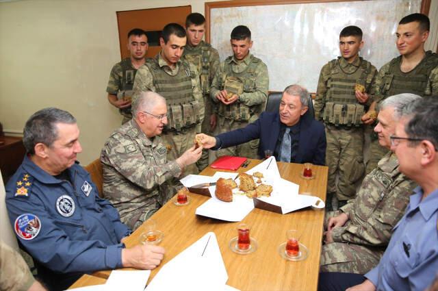 Milli Savunma Bakanı Hulusi Akar, Askerlere Elleriyle Kek İkram Etti