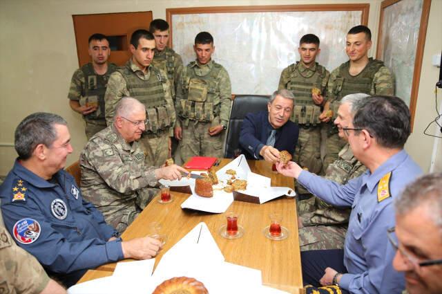 Milli Savunma Bakanı Hulusi Akar, Askerlere Elleriyle Kek İkram Etti