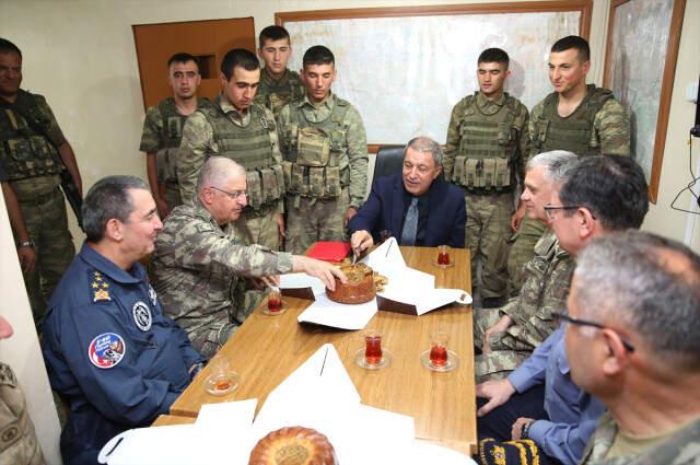 Milli Savunma Bakanı Hulusi Akar, Askerlere Elleriyle Kek İkram Etti