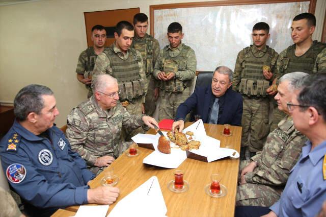 Milli Savunma Bakanı Hulusi Akar, Askerlere Elleriyle Kek İkram Etti