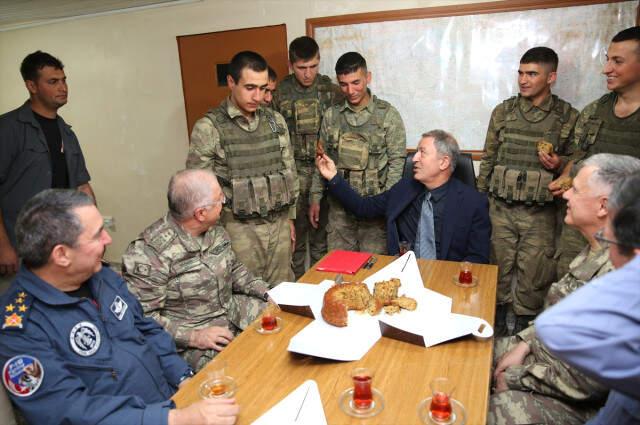 Milli Savunma Bakanı Hulusi Akar, Askerlere Elleriyle Kek İkram Etti