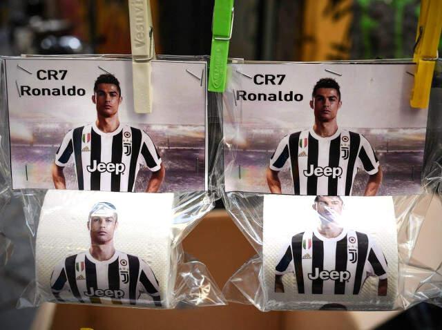 Napoli Taraftarı Cristiano Ronaldo'nun Fotoğrafını Tuvalet Kağıdına Bastırdı