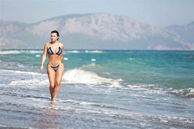 Selen Görgüzel, Bikinili Fotoğraflarına 'Güzel' Eşini Eleştirenlere Sitem Etti