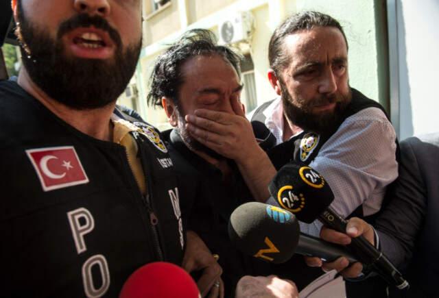 Adnan Oktar'ın Kediciklerine Yeşil Reçeteli İlaçları Müridi Olan Doktor Yazmış