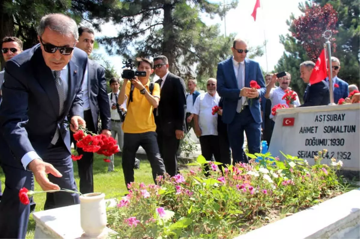 Bakan Akar Kayseri'de Hava Şehitliğini Ziyaret Etti
