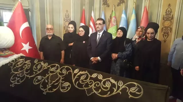 Bakan Dönmez, Ailece Ertuğrulgazi Türbesi'nde Dua Etti