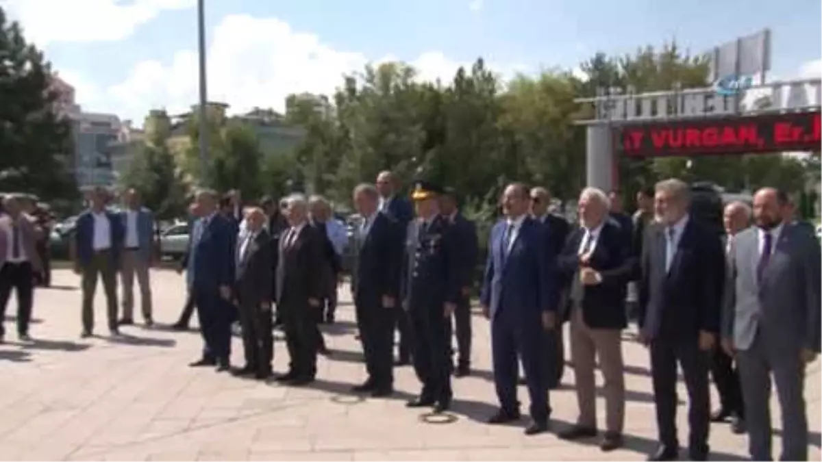 Bakan Hulusi Akar Hava Şehitliğini Ziyaret Etti
