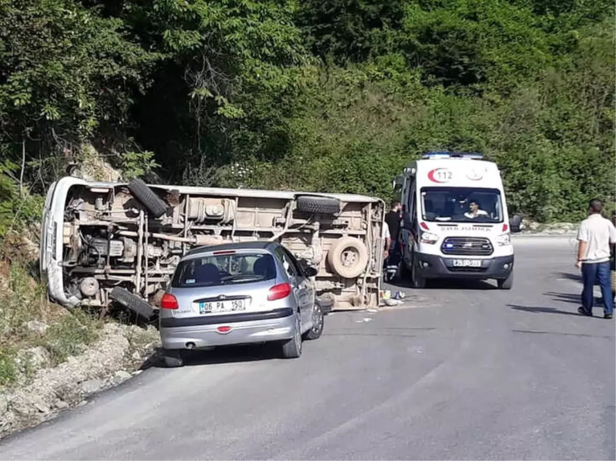 Bartın'da Yolcu Minibüsü Devrildi: 8 Yaralı