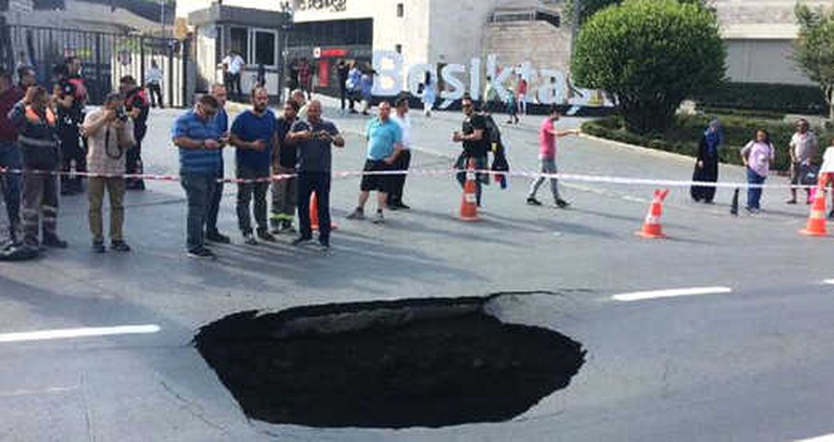 İstanbul Dolmabahçe'de, Vodafone Park'ın Önündeki Yol Çöktü!