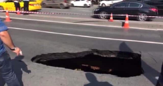 Son Dakika! İstanbul Dolmabahçe'de, Vodafone Park'ın Önündeki Yol Çöktü!