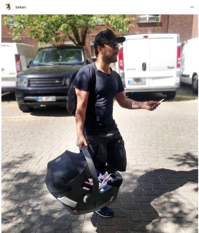 Tarkan Kızı Liya İle Hastane Çıkışı Görüntüsünü Paylaştı, Hayranları Tarkan'ı Yere Göğe Sığdıramadı