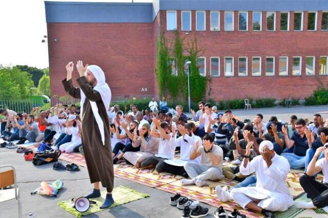 66 Yılın En Sıcak Yazını Yaşayan İsveç'te Müslümanlar Yağmur Duası Yaptı