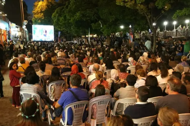 Adalar'da Yüzlerce Vatandaş Sokak Sinemasında Buluştu