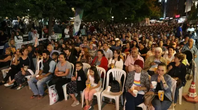 Adalar'da Yüzlerce Vatandaş Sokak Sinemasında Buluştu Adalar'da Yüzlerce Vatandaş Sokak Sinemasında Buluştu