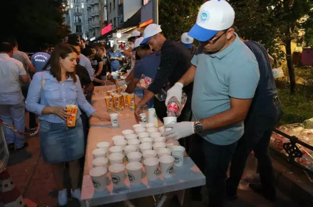Adalar'da Yüzlerce Vatandaş Sokak Sinemasında Buluştu Adalar'da Yüzlerce Vatandaş Sokak Sinemasında Buluştu