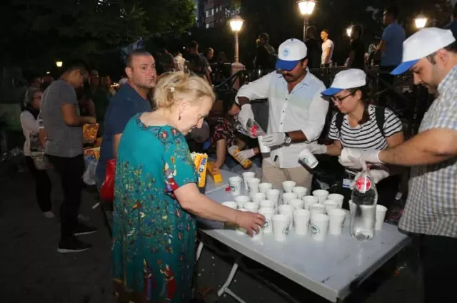 Adalar'da Yüzlerce Vatandaş Sokak Sinemasında Buluştu Adalar'da Yüzlerce Vatandaş Sokak Sinemasında Buluştu