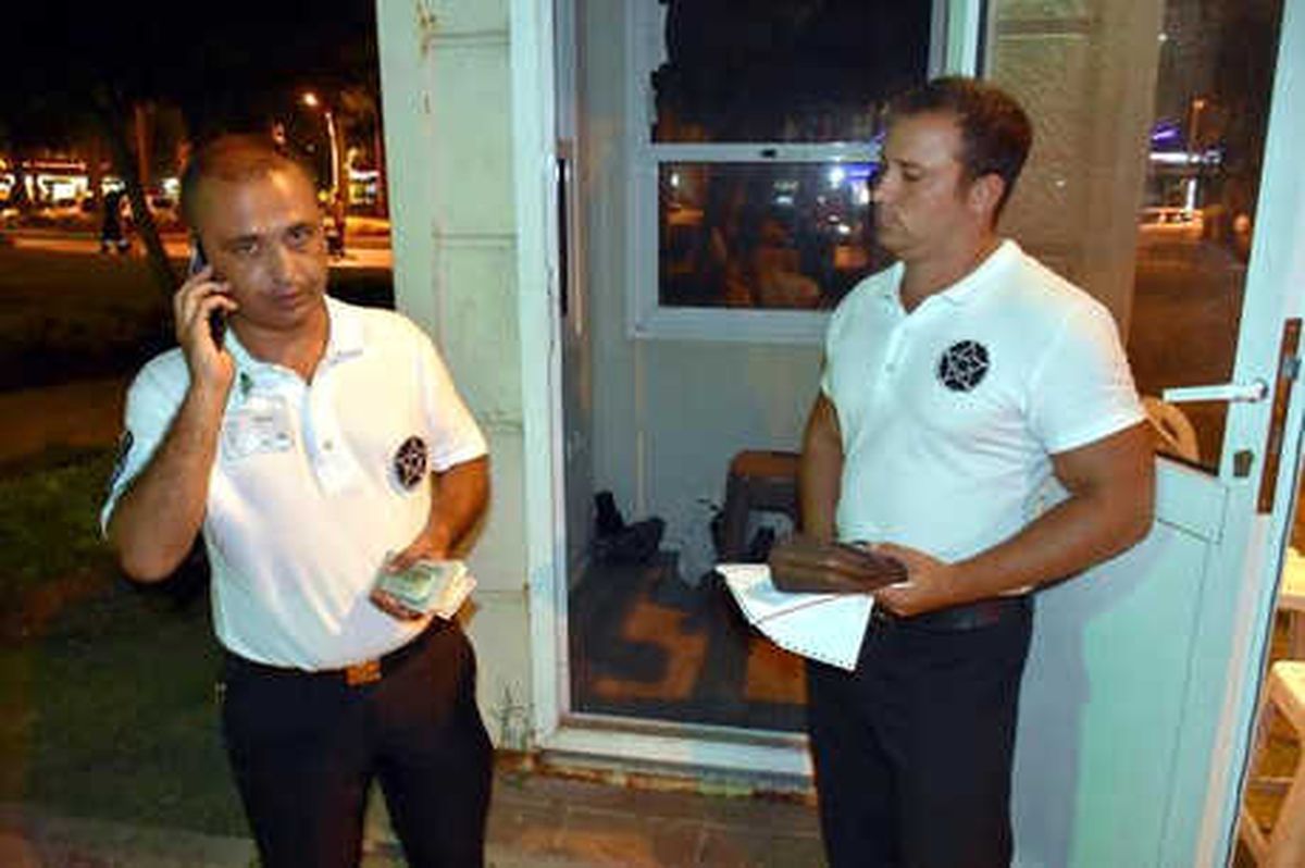 İçinde 2 Bin 426 Dolar Olan Çantayı Bulan Vatandaşlar Çantayı Polise Teslim Ettiler