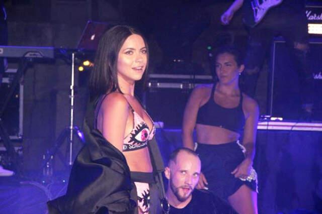 Dünyaca Ünlü Şarkıcı Inna, Bodrum'daki Konserinde Ajda Pekkan Şarkısını Kopya Çekerek Okudu