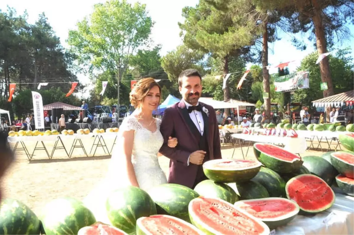 Öğretmen Gelin-damat Pasta Yerine Karpuz Kesti