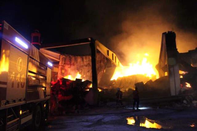 Şanlıurfa'da İplik Fabrikası Alev Alev Yandı! Tonlarca İplik ve Pamuk Kül Oldu