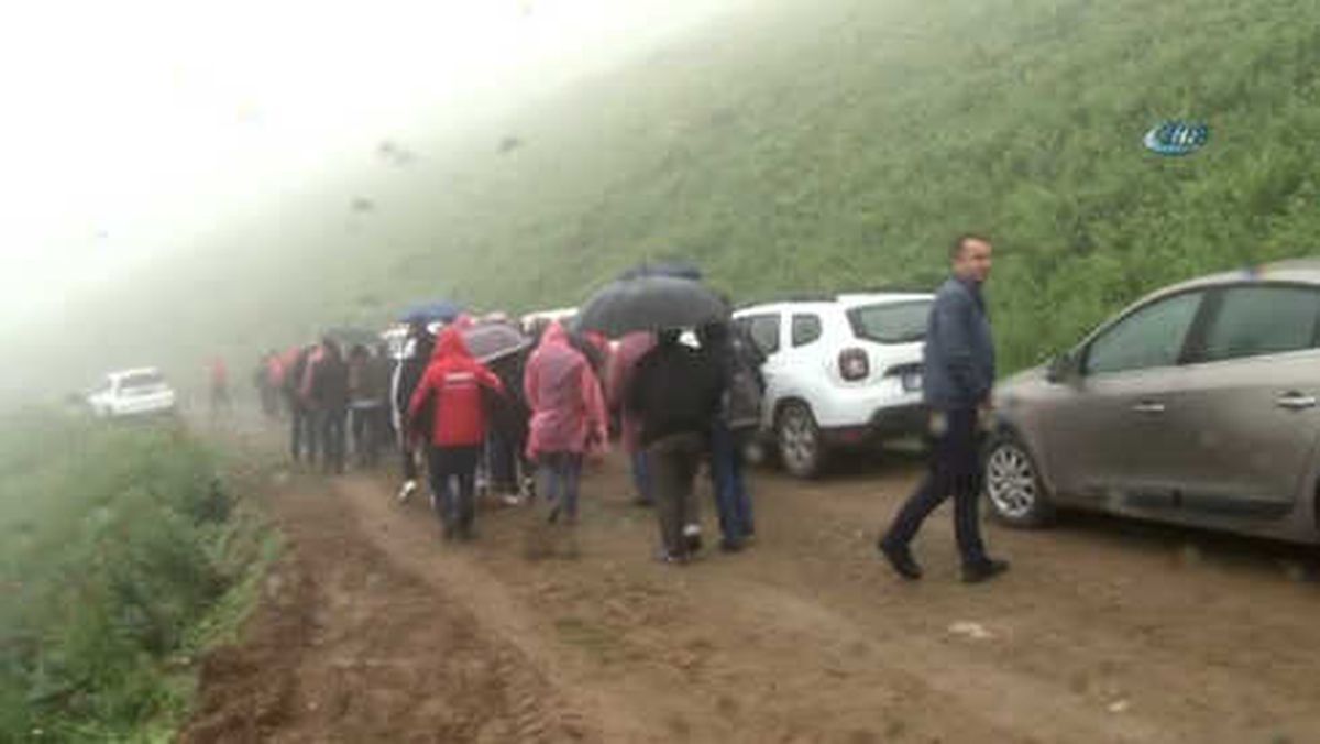 Dünyanın En Tehlikeli Yolunda Sis ve Yağmura Rağmen Yürüdüler