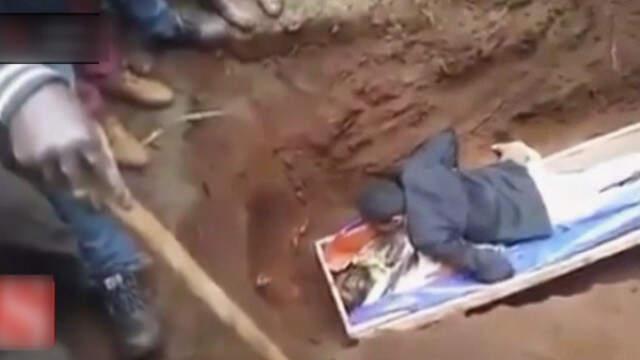 Etiyopya'da Ölünün Üzerine Yatıp Diriltmeye Çalışan 'Peygamber' Gözaltına Alındı!