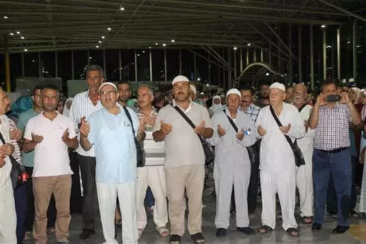 Hatay'ın İlk Hac Kafilesi Dualarla Uğurlandı