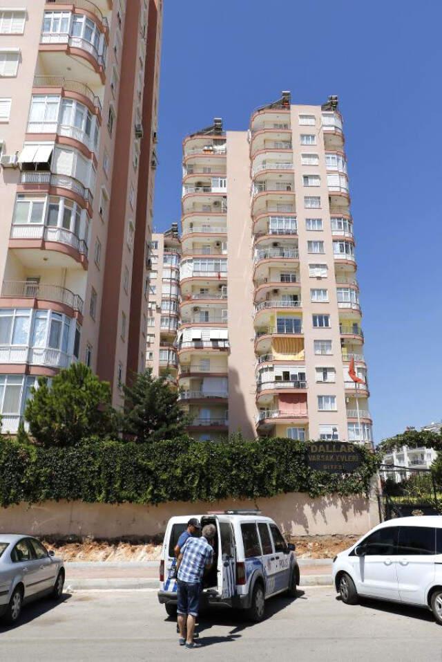 Kızının Odasındaki Dolabı Açan Baba, Genç Bir Erkekle Karşılaştı