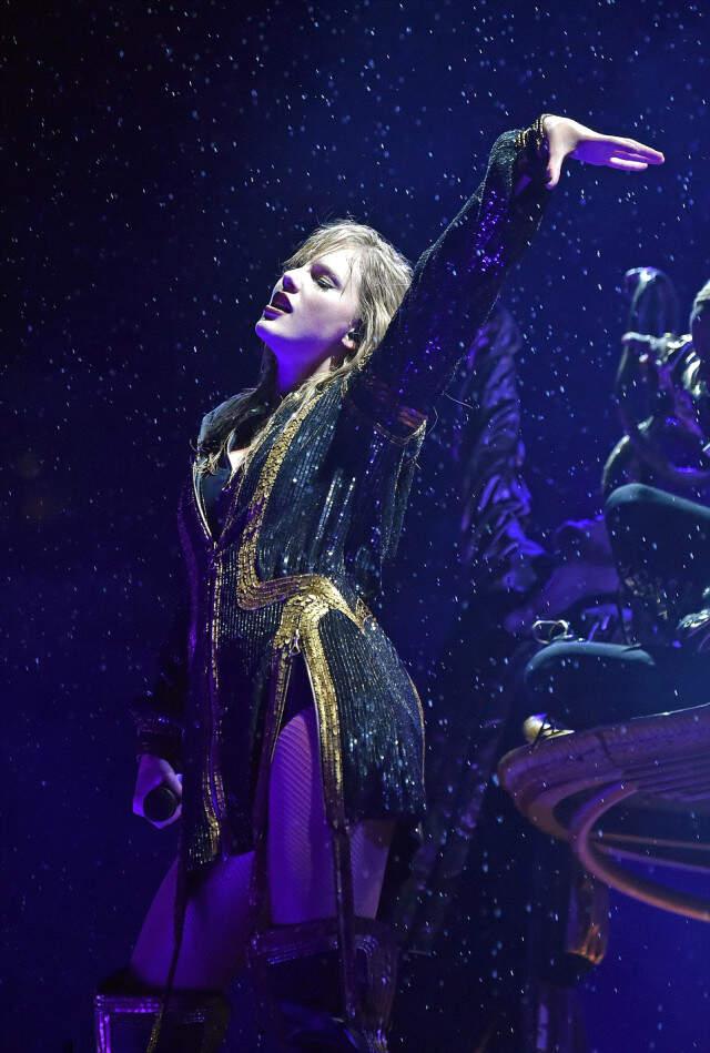 Yağmur Altında Konser Veren Taylor Swift, Dans Gösterisiyle Hayranlarını Mest Etti
