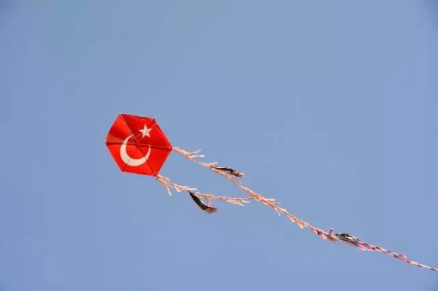 Aliağa'da Uçurtmalar Gökyüzünü Süsledi Aliağa'da Uçurtmalar Gökyüzünü Süsledi