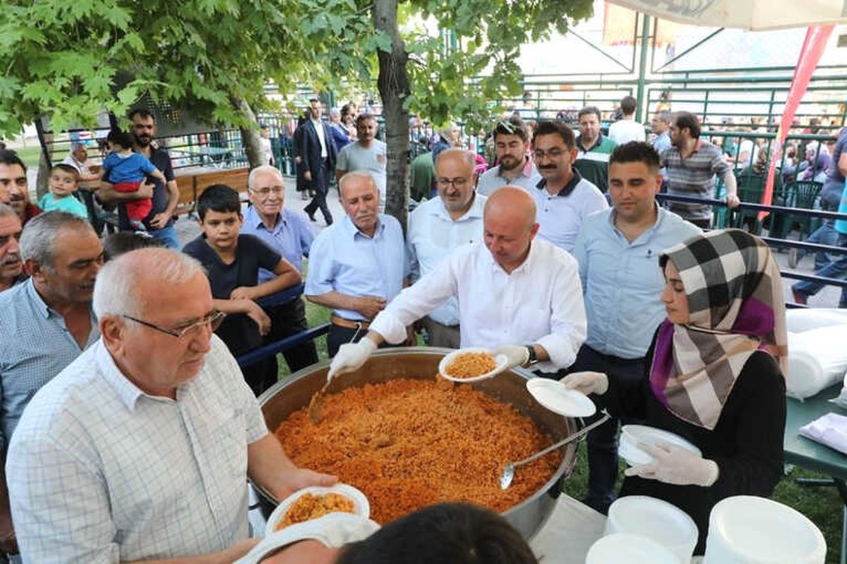 Başkan Çolakbayrakdar, ' 7'den 70'e Herkese Hitap Eden Projeler Üretiyoruz'