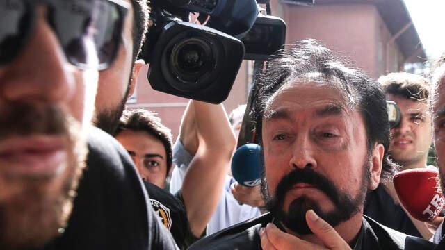 Canlı Yayındaki Bakımlı Halleriyle Akıllara Kazınan Adnan Oktar'ın Son Hali Dikkatlerden Kaçmadı