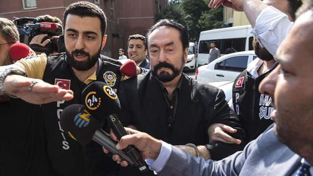 Canlı Yayındaki Bakımlı Halleriyle Akıllara Kazınan Adnan Oktar'ın Son Hali Dikkatlerden Kaçmadı