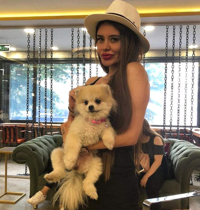 Ebru Polat'ın Bikinili Bir Şekilde 'Sıradan Bir Gün' Notuyla Paylaştığı Video Yürek Hoplattı