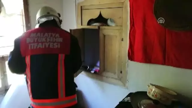 Eve Giren Yılanı İtfaiye Ekibi Yakaladı Haberler