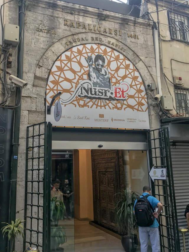 Nusr-Et'in Kapalıçarşı'ya Astığı Tepki Çeken Tabela Belediye Tarafından İndirildi