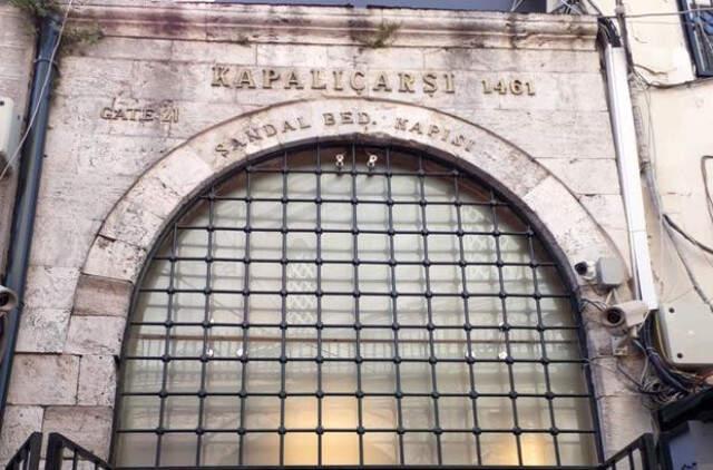 Nusr-Et'in Kapalıçarşı'ya Astığı Tepki Çeken Tabela Belediye Tarafından İndirildi