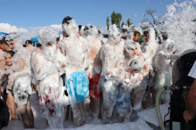Van Gölüne Akın Eden Turistler, Köpük Partisinde Eğlendi