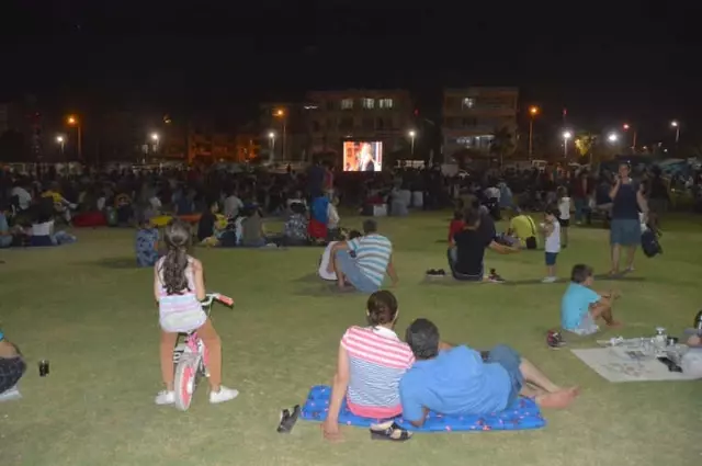 Aliağa'da Çimlerin Üzerinde Sinema Keyfi Aliağa'da Çimlerin Üzerinde Sinema Keyfi