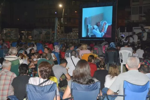 Aliağa'da Çimlerin Üzerinde Sinema Keyfi Aliağa'da Çimlerin Üzerinde Sinema Keyfi