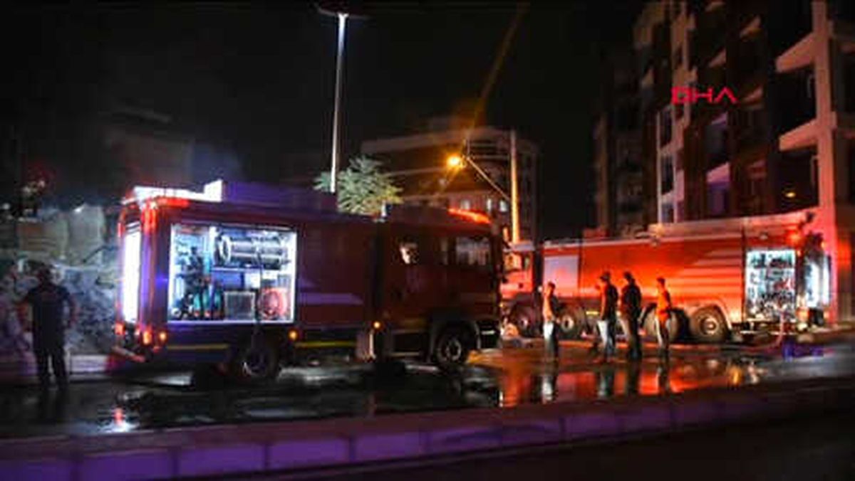 İzmir'de Tek Katlı Ev, Çıkan Yangında Harabeye Döndü