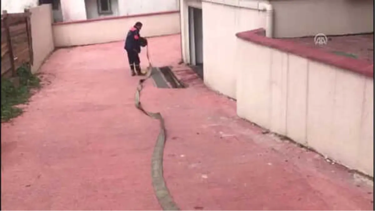 Kartal'da Bodrum Katlarındaki Suyu Tahliye Çalışmaları