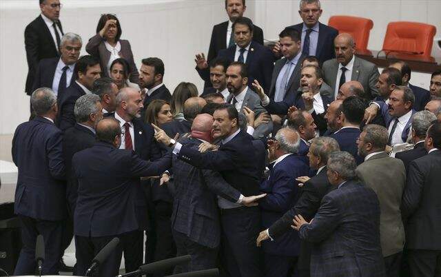 Meclis'te İlk Gerginlik! HDP'li Ahmet Şık'ın Konuşmasına Tepki Gösteren Alpay Özalan Kürsüye Yürüdü