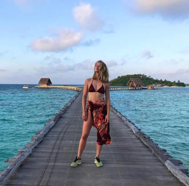 Oyuncu Yasemin Allen, Sosyal Medyadaki Paylaşımında Duru Güzelliği ile Takipçilerini Büyüledi