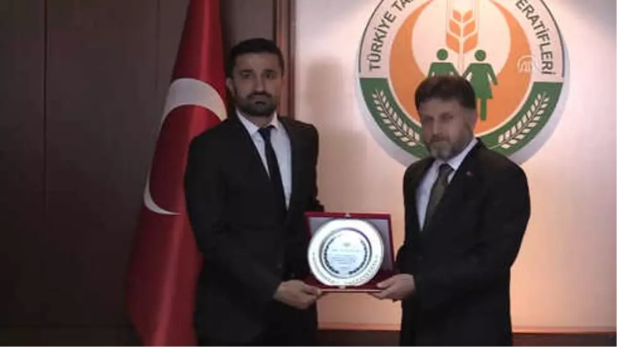 Poyraz'dan Tarım Kredi Personeli Selçok'a Plaket