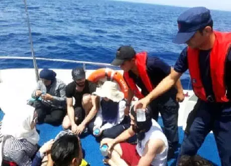 Sürüklenen Teknedeki Kaçakları, Sahil Güvenlik Kurtardı